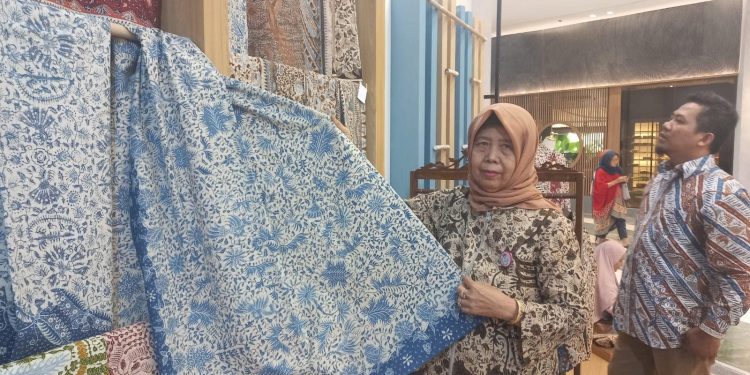 Kunjungi Stand Batik Indramayu, Jokowi Terpikat Motif Batik Sekar Niem dan Iwak Etong