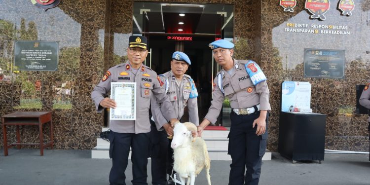 Kapolresta Cirebon Berikan Penghargaan kepada Tiga Kapolsek yang Meraih Kinerja Terbaik