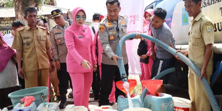 Polresta Cirebon Salurkan Bantuan Air Bersih, Sembako, Nutrisi untuk Balita, dan Pengobatan Gratis di Desa Slangit
