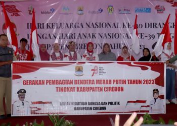 Menyambut Hari Kemerdekaan, Pemkab Cirebon Bagikan Ribuan Bendera Merah Putih