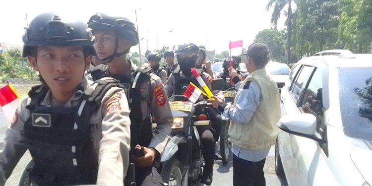 APFI Indramayu Bagikan 1000 Bendera Merah Putih