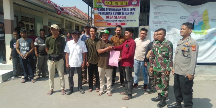 Diiringi Ratusan Pendukung, Afendi Pendaftar Pertama Bakal Calon Kuwu Desa Slangit