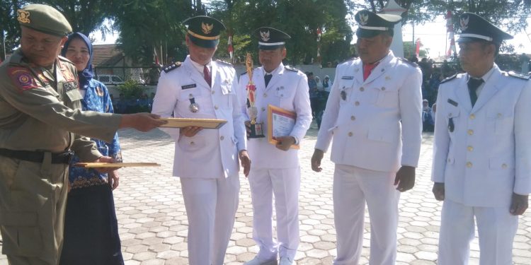 Camat Kandanghaur Berikan Piagam Kepada beberapa Kuwu Terkait Kebersihan Lingkungan.