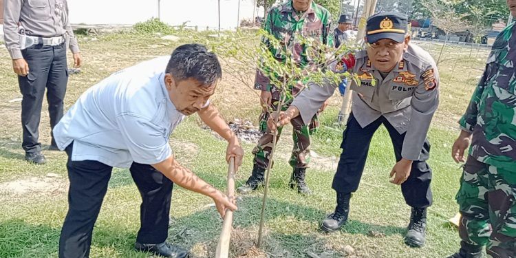 Terus Bersemangat, Polsek Arjawinangun Laksanakan Penanaman Pohon Diwilayah Desa Tegalgubug Lor ￼