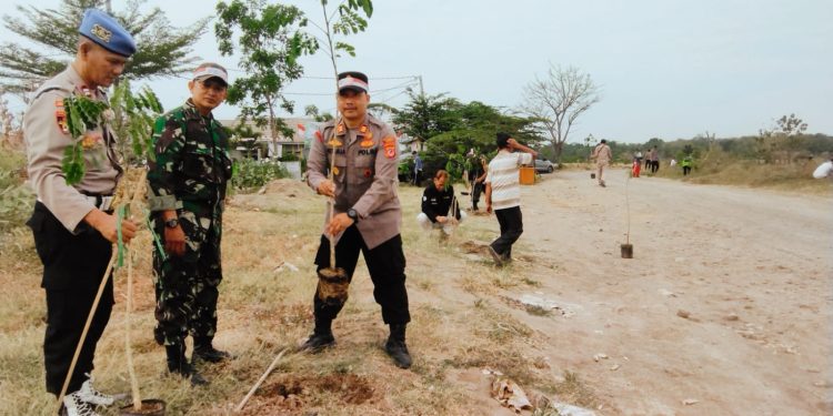 Polsek Lemahabang Gelar Penanaman 200 Pohon Mahoni dan Pohon Albasia