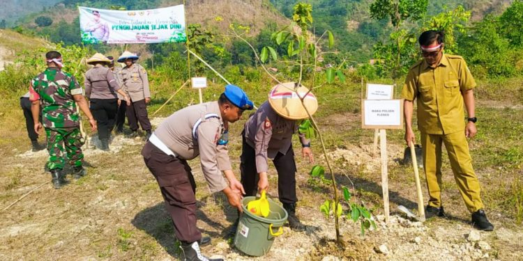 Jaga Kelestarian Lingkungan, Polsek Plered Melaksanakan Kegiatan Penanaman Pohon
