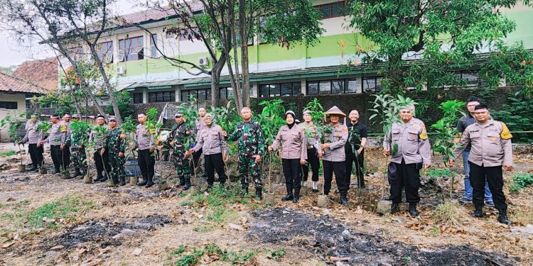 Gerakan Penghijauan Sejak Dini, Polsek Weru Gandeng TNI dan Unsur Muspika Tanam Ratusan Pohon