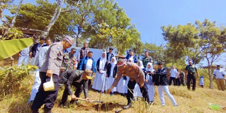 Polsek Jalaksana Melaksanakan Penanaman Pohon di Hutan Kota Desa Sayana