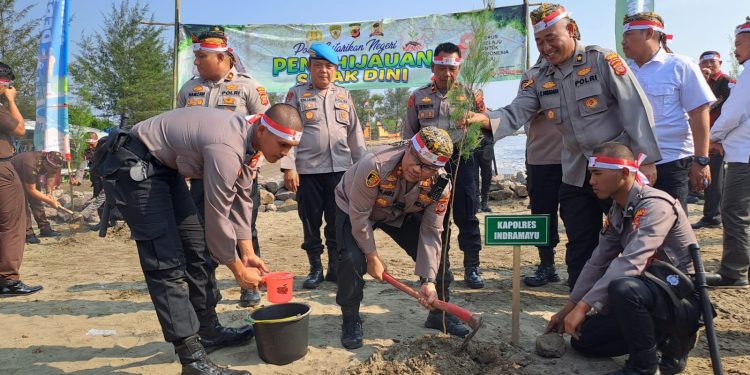 Dukung Pemecahan Rekor MURI, Polres Indramayu Tanam 4.362 Pohon