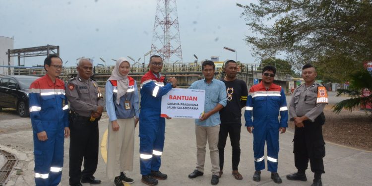 RU VI Balongan Bantu Pembangunan Jalan Desa di Desa Kiarasari Salamdarma