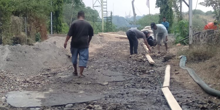 Pemdes Desa Cikalahang Bangun Akses Peningkatan Jalan Situ Pajaten