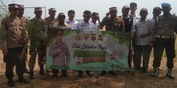 Polri Lestarikan Negeri, Polres Indramayu Tanam Ratusan Pohon di Gabuswetan