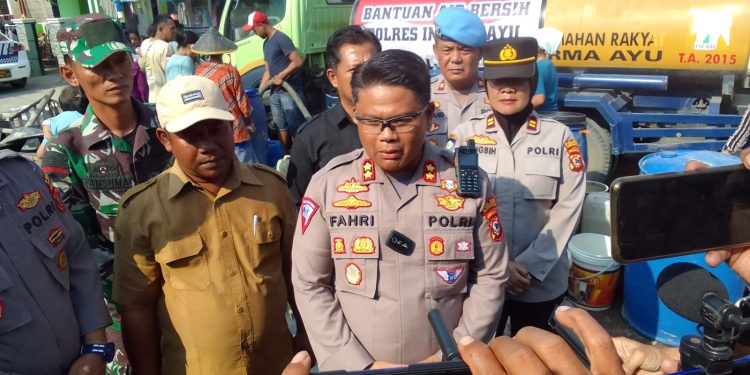 Krisis Air Bersih, Polres Indramayu Distribusikan Air Bersih ke Warga Krangkeng