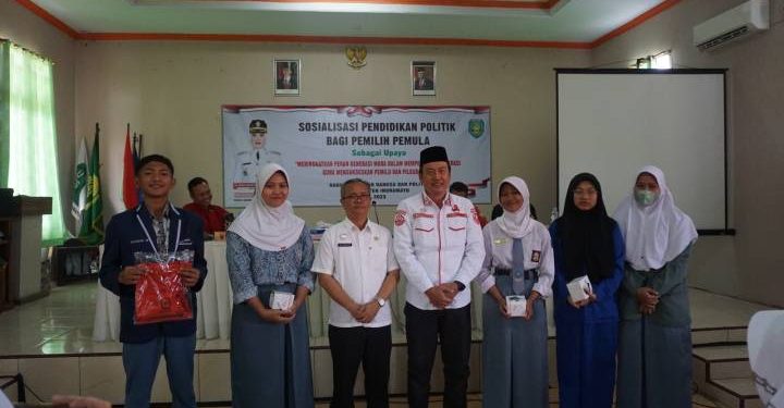 Kesbangpol Kabupaten Indramayu Sosialisasikan Pemilu Kepada Pemilih Pemula