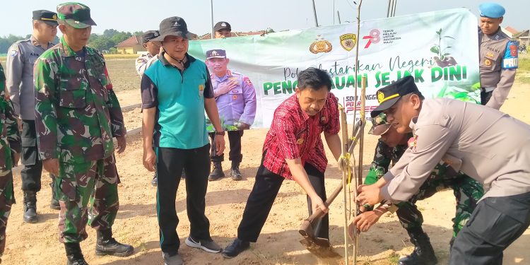 Polsek Arjawinangun Laksanakan Penanaman Pohon Sesuai Program Polri￼