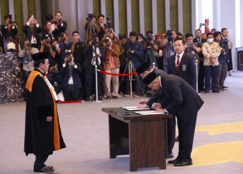 Ketua Mahkamah Agung Lantik Dua Bidang ADK OJK.