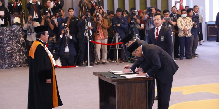 Ketua Mahkamah Agung Lantik Dua Bidang ADK OJK.