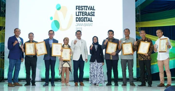 Bupati Terima Penghargaan Tokoh Literasi Digital 2023