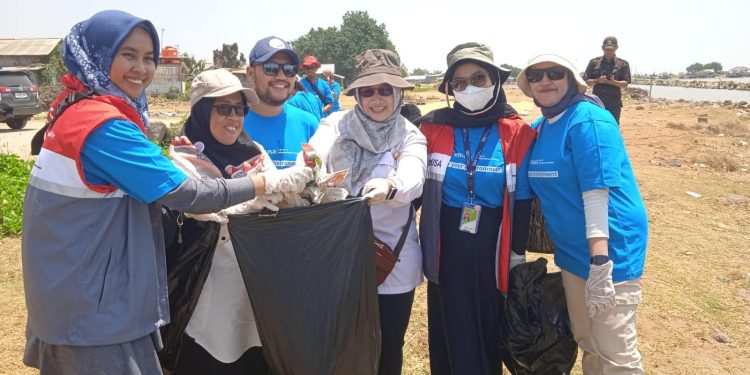 Pemkab Indramayu dan Elnusa Tanam Pohon dan Bersih-Bersih Pantai