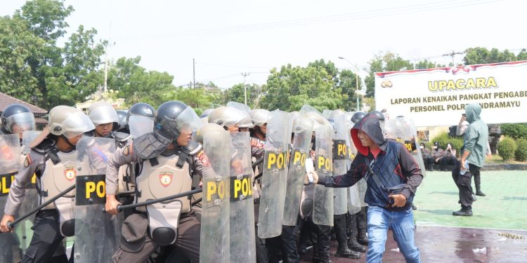 Tak Terima dengan Hasil Pemilu, Massa di Indramayu Bentrok dengan Polisi
