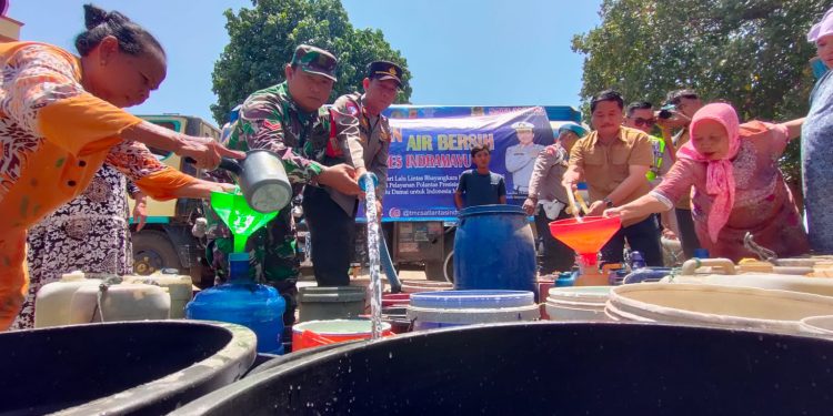 Polres Indramayu Kembali Distribusikan Air Bersih  