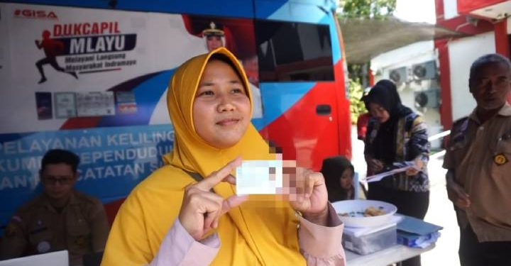 Hari Kunjungan Perpustakaan , Dukcapil Gelar Pembuatan  Ktp  Keliling Gratis