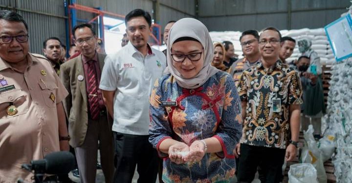 Bupati Indramayu Distribusikan Cadangan Pangan pemerintah Untuk Masyarakat