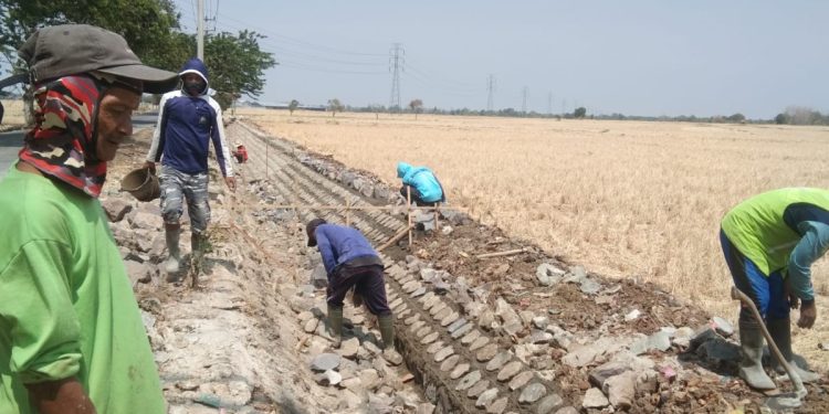Saluran irigasi Cipondoh Desa Sumbon Direhab