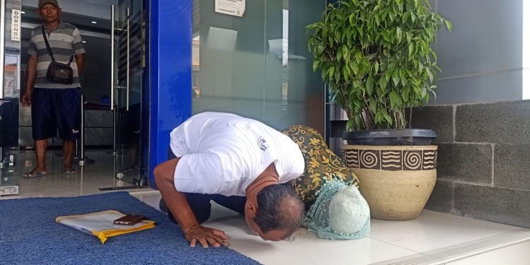 Sujud Syukur, Penantian Uang Tabungan Selama 1 Tahun Kini Terkabul