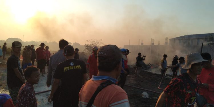 Bangunan Cafe n Resto dan Gudang Penyimpanan Kayu di Depan Pasar Baru Jatibarang Ludes Terbakar
