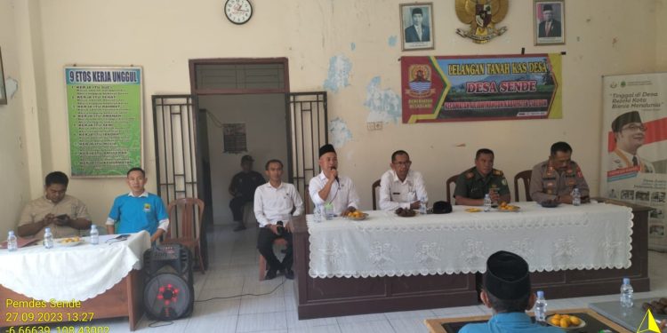 Warga Antusias Ikuti Lelang Titisara Terbuka di Desa Sende ￼