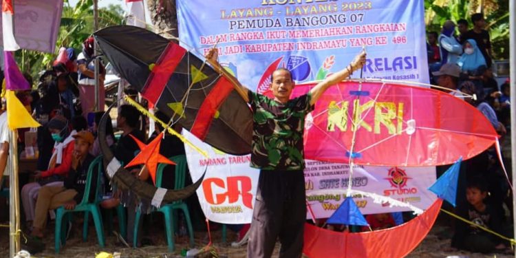 Meriahkan Hari Jadi ke-496 Indramayu, Ratusan Layang-Layang Tebang di Langit Kota Mangga