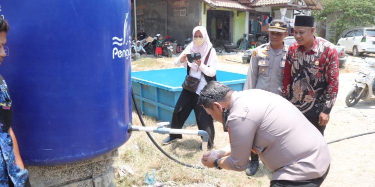 Kesulitan Air Bersih di Musim Kemarau, Polres Indramayu Buatkan Sumur dan Instalasi Air Bersih