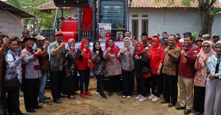Bupati Indramayu Serahkan Satu Unit Excavator Sebagai Saran Pembudidaya Ikan Tambak