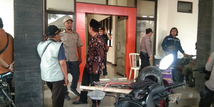 Acara adat Pesta Laut Nadran , Di Eretan kulon.