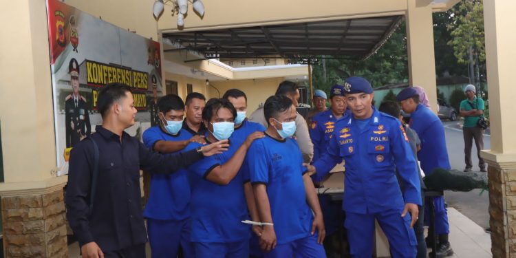 Ketahuan Pakai Bom Ikan,Empat Nelayan Ditangkap Polisi