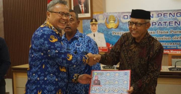 Pj. Sekda Serahkan Bantuan Dana Purna Tugas