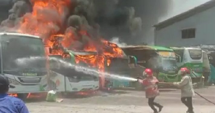 Lima Bus Hangus Terbakar Didalam Garasi PO Sahabat.