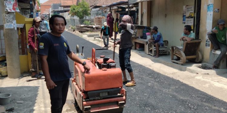 Mulus dan Jauh Berbeda Dengan Kondisi Sebelumnya, Pengaspalan Jalan Lingkungan Blok Jenun Rampung