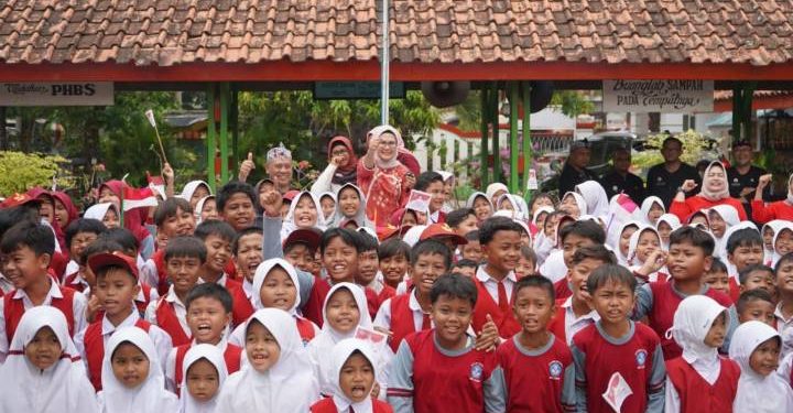 Bupati Nina Agustina Ngantor Di Kecamatan Lelea