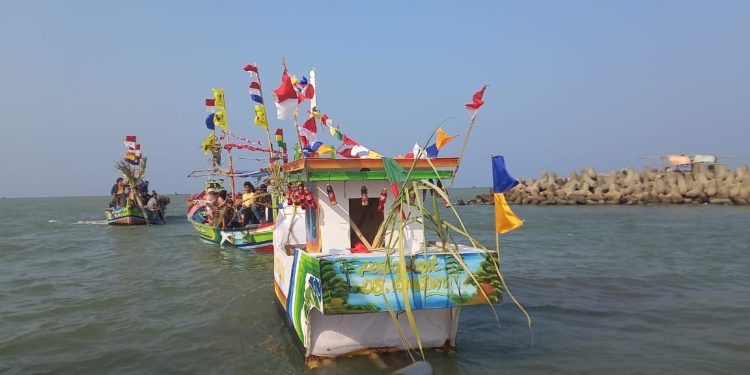 Ribuan Masyarakat Menyemut di Pesta Laut Desa Lombang Indramayu