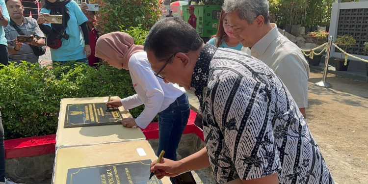 KLHK RI, Pemkab Indramayu dan Polytama, Meresmikan Biodigester di Taman Tjimanoek