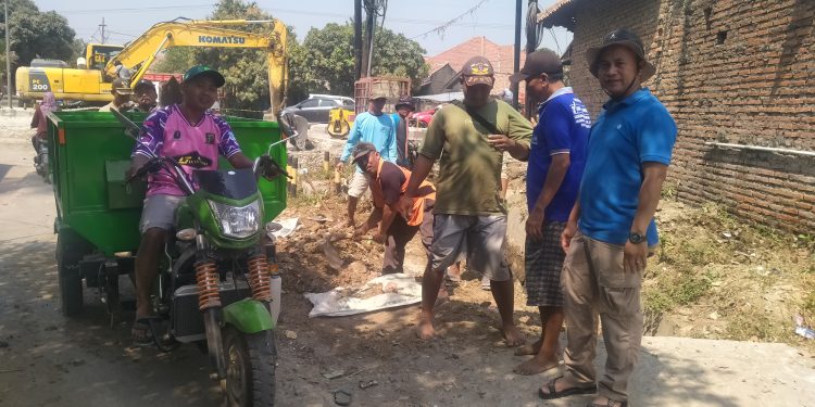 Tanpa Diikuti Pemdes Winong, Pemdes Sende Bersama Unsur Lembaga dan Earga Petani Turun Tangan Kerja Bakti di Saluran Tersier Winong