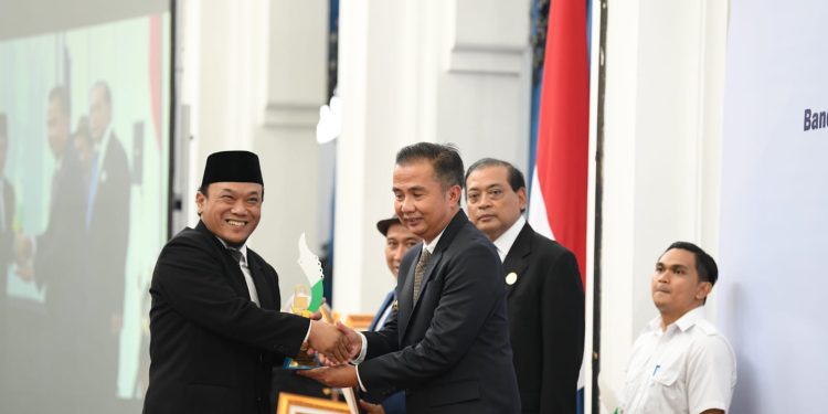 Kabupaten Cirebon Raih Penghargaan Kabupaten Informatif pada Anugerah Keterbukaan Informasi Publik Tingkat Jawa Barat Tahun 2023