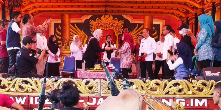 Sedekah Bumi di Desa Rambatan Wetan Meriah, Bupati Indramayu Hadir dan Serahkan Bantuan Mobil Siaga Desa