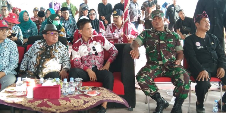 Bupati Memberkan Mobil Ke Desa Wirakanan