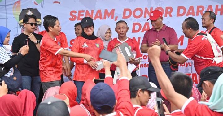 Guru Honorer Terima Sepada Motor Dari Bupati Indramayu