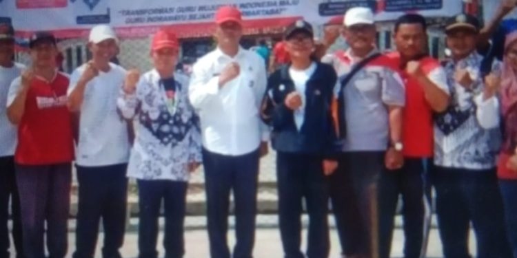 Camat Bongas H.Yus Buka Pertandingan Bola Volly Antar Guru