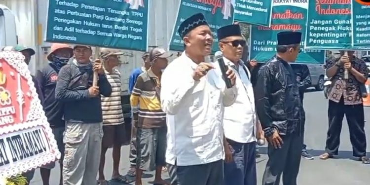 Aksi Damai Warnai Sidang Perdana Panji Gumilang
