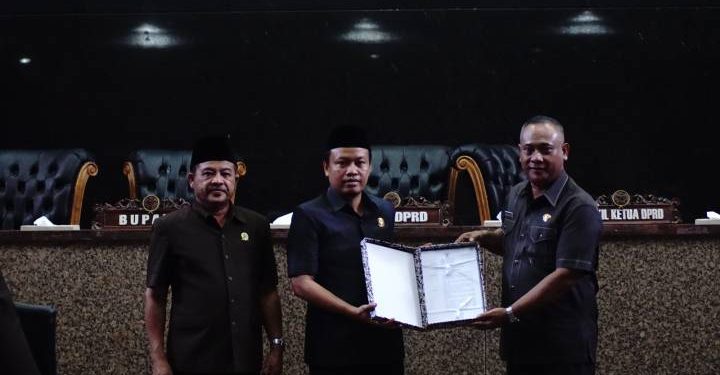 Pj Sekda Terima Dokumen  Penjelasan DPRD  Terhadap Dua Raperda